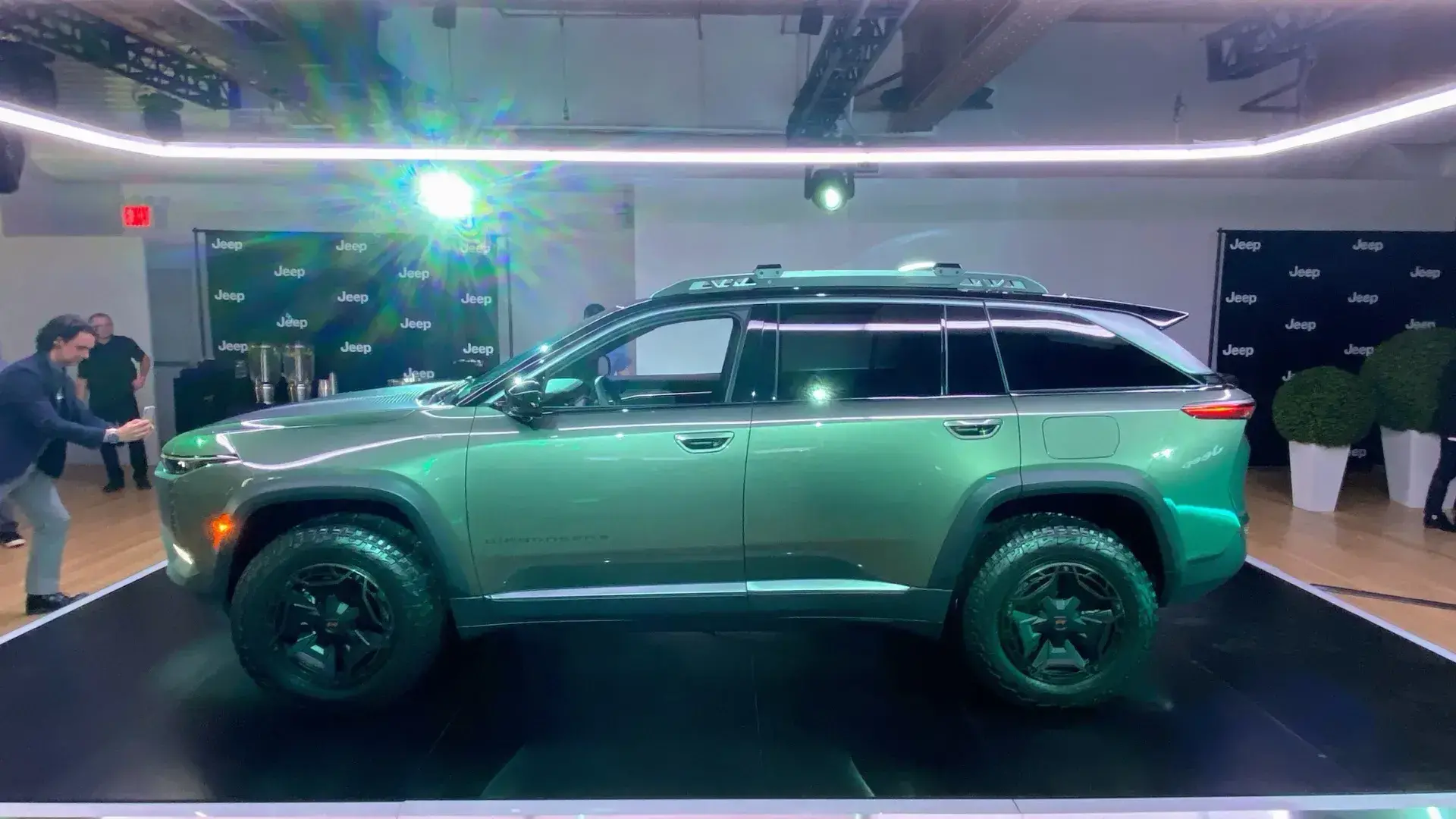 Jeep unveils rugged electric wagoneer s trailhawk concept 2 1