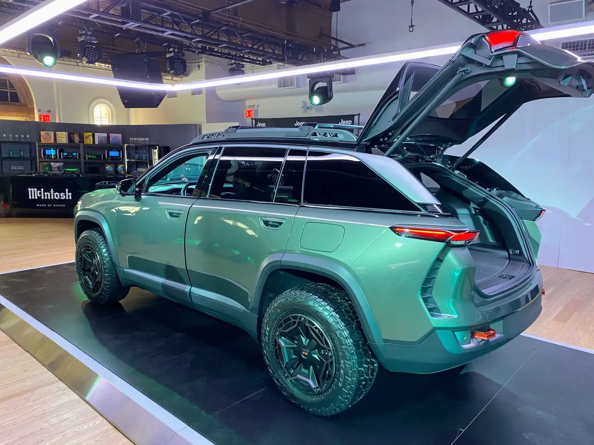 Jeep unveils rugged electric wagoneer s trailhawk concept 4 1