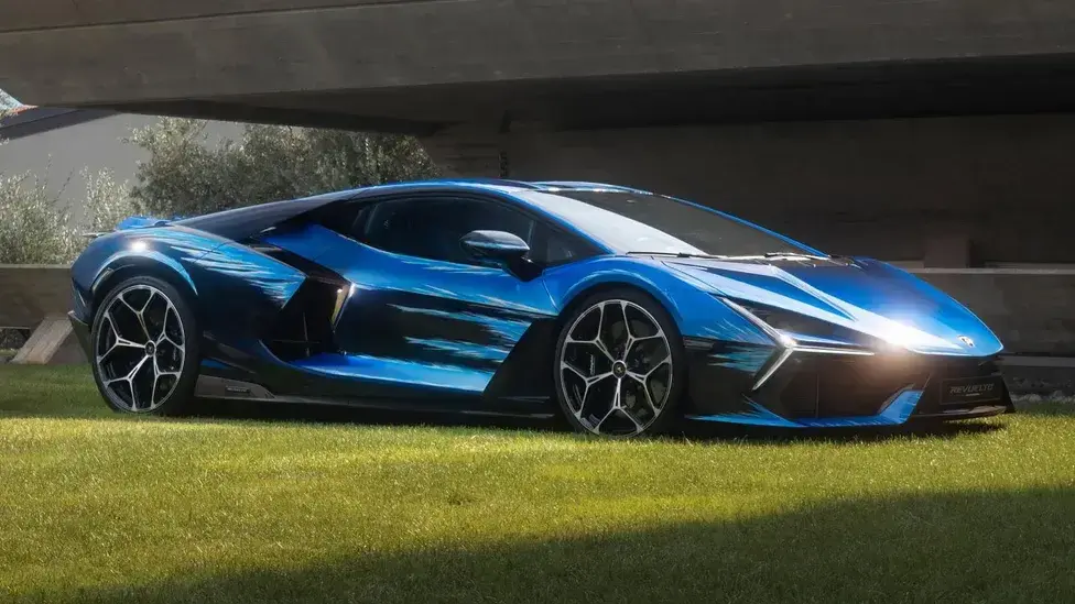 Lamborghini blue revuelto 1